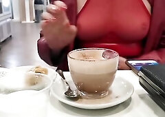 Mostro la figa e le tette in un bar conosciuto