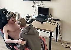 Deep Throat Blowjob, Fucked the Tight Asshole of a Cute Twink with a Big Cock