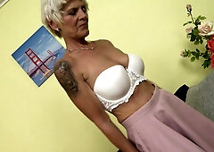 Naughty Housewife Going Ham On Her Pussy - MatureNl