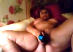 Une vieille francaise joue avec son sextoy